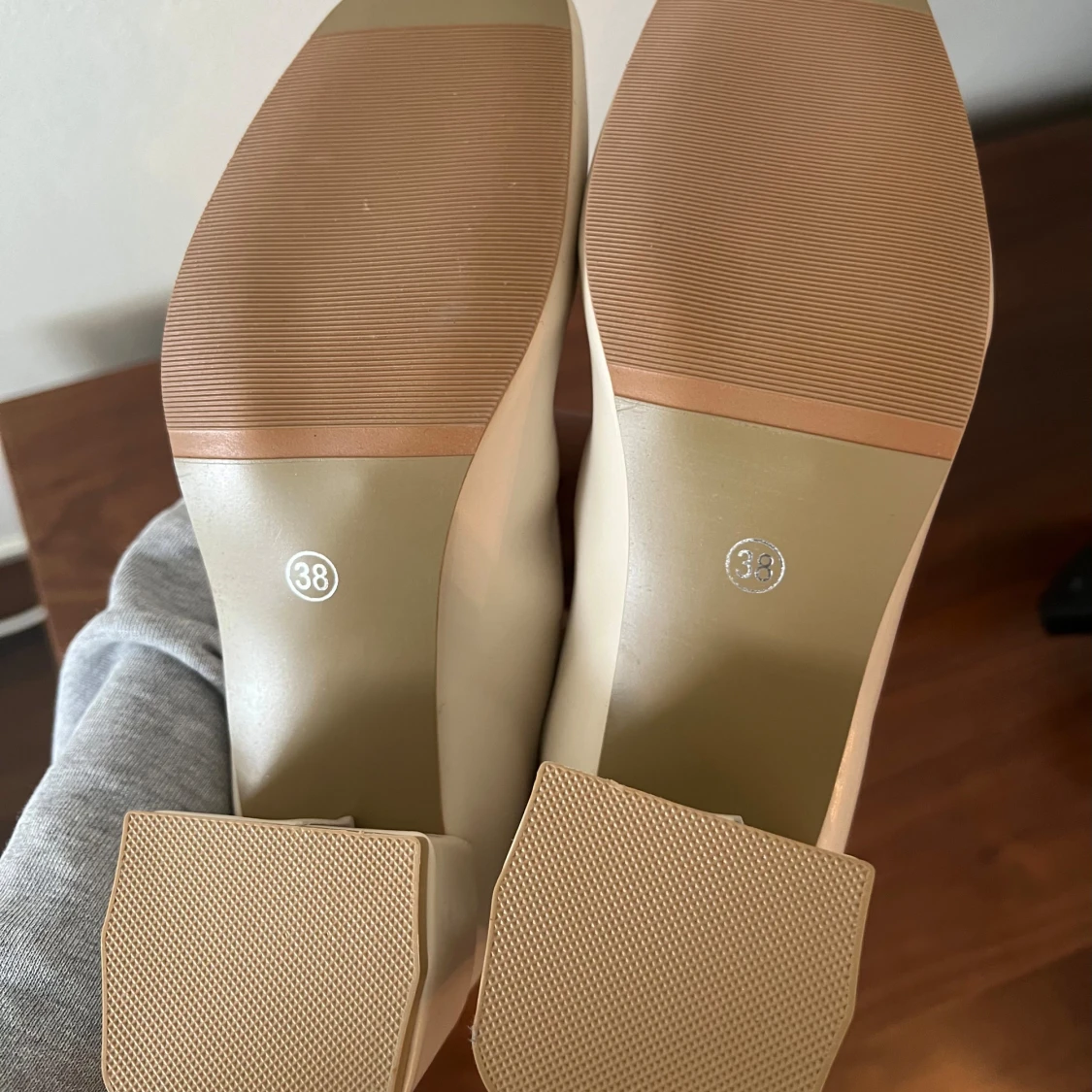 Knähöga stövlar i off-white - 90