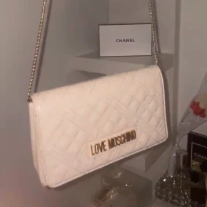 Moschino väska - Beige Moschino väska som har små slitningar endast annars jättefin 