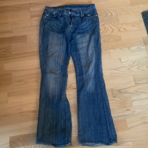 Victoria Beckham jeans - Jeansen är i bra skick, använda några gånger, säljer pga att dem är för stora, pris kan diskuteras❤️