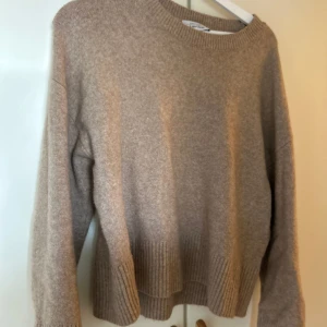 Stickad tröja  - Säljer denna tröja från other stories, använd några gånger.