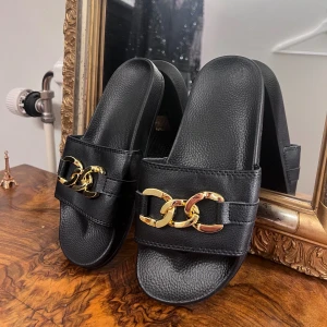 Tofflor nya  - Storlek 37. Helt nya endast testade. 