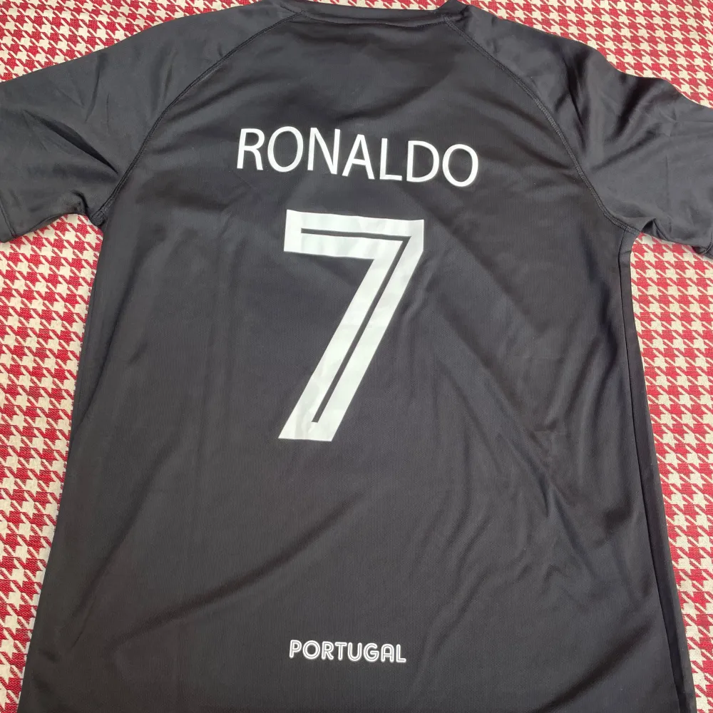 Säljer denna sjuuuuukt snygga Ronaldo tröja, i Portugals bortaställ Otroligt bra och helt oanvänd, grym i både skick och kvalite. Svår att få tag i har i stolek M och L  hör av er . Sportswear.