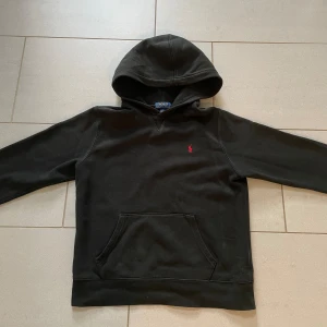Ralph lauren hoodie  - Ralph lauren hoodie säljer den för att behöver pengar snabbt  Tar även byten✅ 