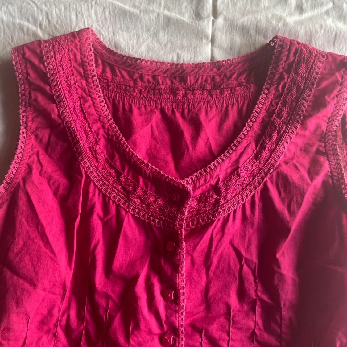 Röd ärmlös blus - 90