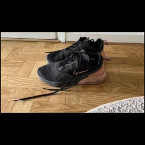 Nike sneakers - storlek 39 - Säljs den eftersom fel köp av storlek för den är lite stor för mig. De är normal storlek. De är fina skick och inga trasig. Fortfarande fin som ny. Rök och djurfritt hem