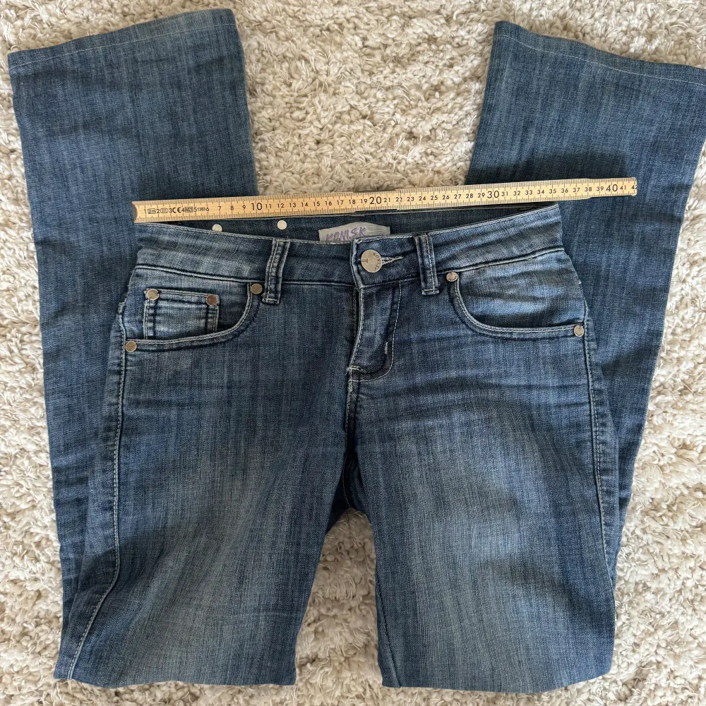 Säljer nu ett par väldigt lågmidjade jeans då d tyvärr ej kommer till användning!💗🙌🏽 Midjemått: 35 cm rakt över Innerben: 75 cm🙏🏽 Använd gärna köp nu, kram!❤️💃🏽. Jeans & Byxor.