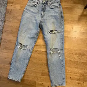 Jättefina jeans från zara i en ljusblå färg! Tre hål på knäna och de slutar vid fotknölarna ungefär!   Skriv vid fler frågor eller fler bilder!  Inga returer 💕