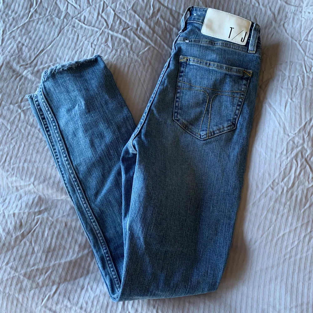 Skinny modell, medelhög midja Små i storlek. Jeans & Byxor.