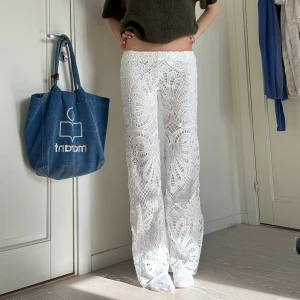 Spetsbyxor  - Helt sjukt fina byxor i spets/ broderi/ virkat tyg💕 köpta på en marknad utomlands och står tyvärr inget märke:( helt oanvända (jag är 175) 