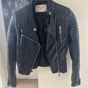 Skinnjacka - Säljer min skinnjacka. I gott skick. Stolek 36. 