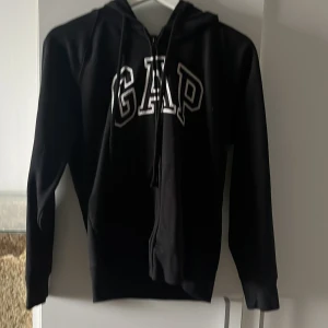 Gap hoodie  - Använd gap hoodie. Inga slitningar men syns ju att den inte är ny. Säljes då den börjar bli lite kort i ärmarna på mig