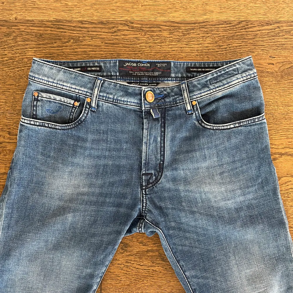 Säljer dessa slim jeans från Jacob Cohën i storlek 33 men passar 32. Jeansen är i toppskick. Modellen på jeansen är 688. Skriv om du har några frågor.. Jeans & Byxor.