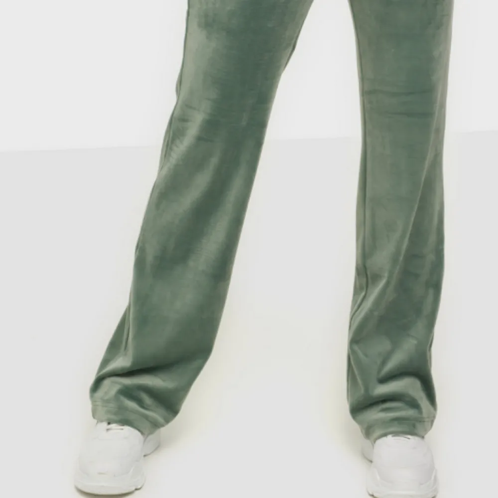 Säljer dessa gröna juicy byxorna i färgen Chinois Green. Säljer de då de är förkorta för mig och de är i stl XXS och i fin fint skick. Äkta. Om önskad bild på lappen i byxorna går det fint. Säljer för 800 kr + frakt. Ord pris är 1100 kr❣️. Jeans & Byxor.