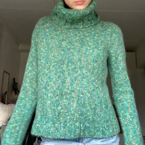 Stickad tröja -  Super snygg stickad tröja med en turtle neck. Så fina färger och nyanser av skimmer, kolla 4de bilden för att se närmare på materialet🫶🏼 Jätte skön och perfekt att ha på en sommarkväll 💚 Passar mig som har storlek S 