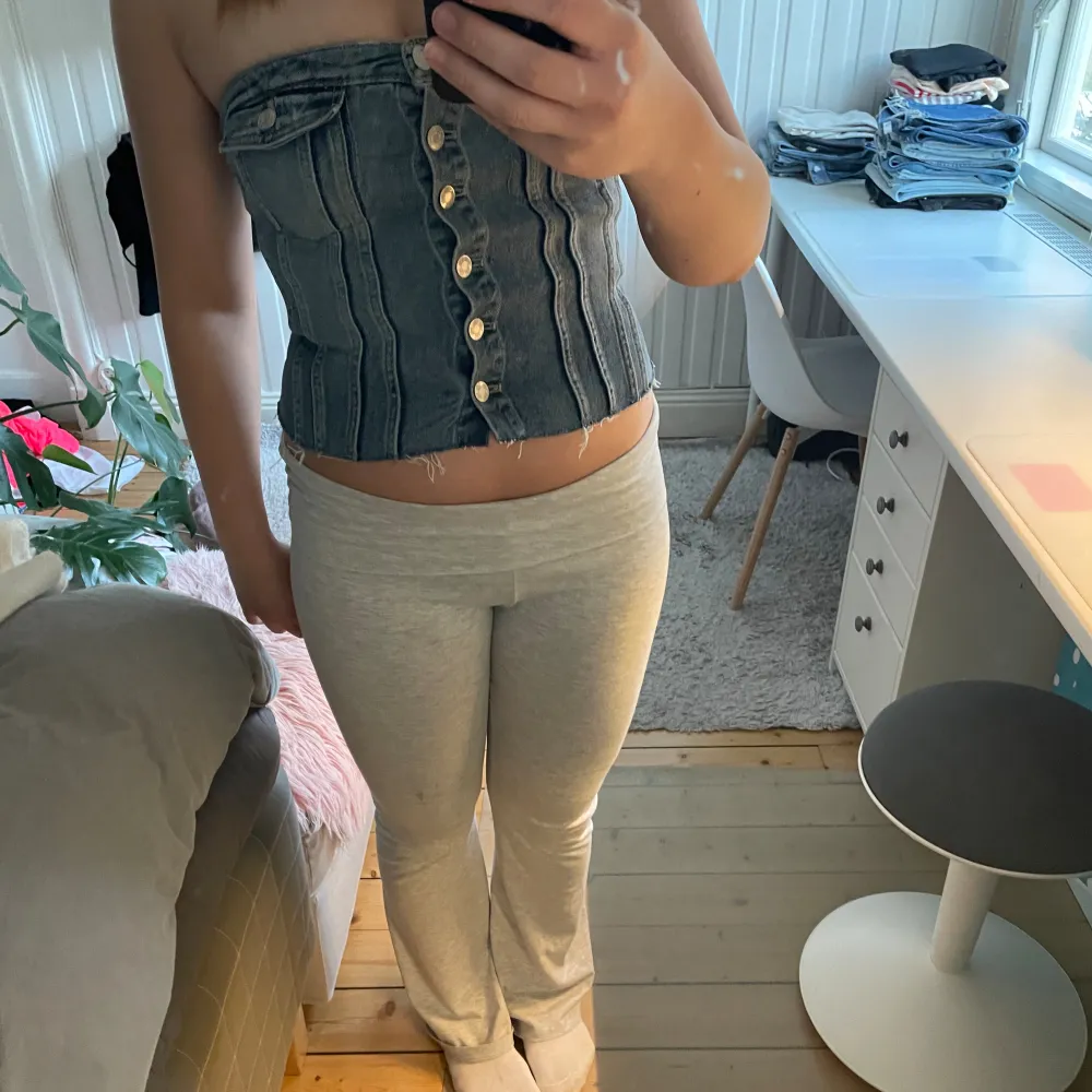 Knappt använd jeanstop från Zara, utsåld i färgen 💗. Toppar.