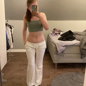 Linnebyxor - Köpte dom här på Plick o fick precis hem dom men dom va alldeles för låga för mig tyvärr… men otroligt fina o sköna o vill verkligen ha kvar dom för dom är drööööm😍 korta i längden så passar nån som är 1.60 eller kortare! 