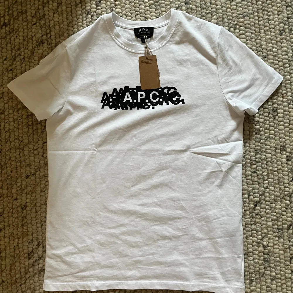 APC t-shirt i storlek S. Aldrig använd . T-shirts.