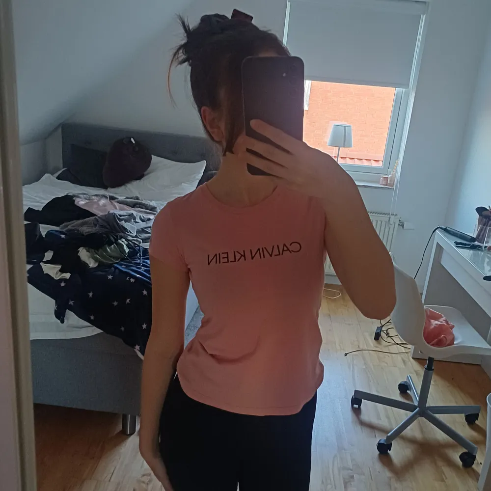 Jätte söt calvin klein tshirt i rosa och svart, knappt använd.. T-shirts.