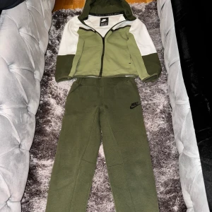 Nike teh grön (barn) - Säljer en fin nike tech tracksuit för barn storlek 116-122, den är använd men har använts väldigt sparsamt, vid frågor hör av er