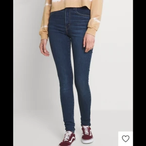 Levi’s jeans  - Slutsålda Levis jeans i storlek 27, passar xs-s. Sparsamt använda. Modell mile high super skinny i färgen rome in case💙 nypris 1200kr 