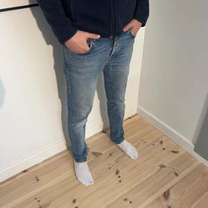 Nudie jeans Grim Tim | Skick: 7,5/10 | Strl W32 L32 | Modellen är 182cm | Vårt pris 499 kr | Hör av dig om du undrar någonting!