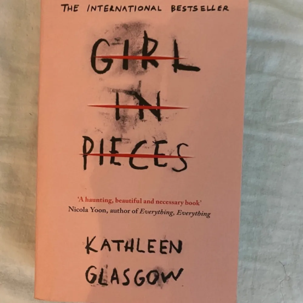 Jag säljer bästsäljande boken ”girl in pieces” av Kathleen Glasgow. Boken är aldrig läst så därav i toppskick!. Övrigt.