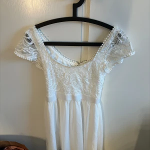 Studentklänning  - Hej. Säljer min studentklänning från förra året. Är endast använd 1 gång så den är i fint skick. Storlek 36. Nypris 500kr, mitt pris 200kr. Finns att hämta i Gävle/valbo. Ska den fraktas så står köpare för frakt. 