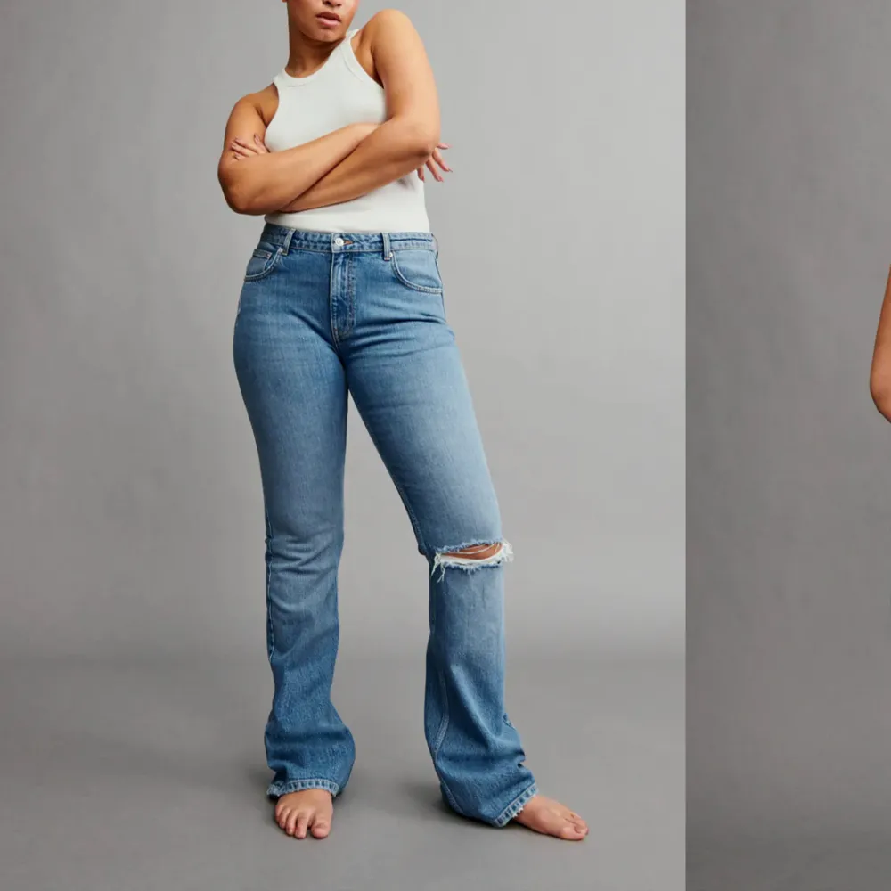 Ett par blåa full length flare jeans som är i storlek 38 från Gina Tricot.  :). Jeans & Byxor.