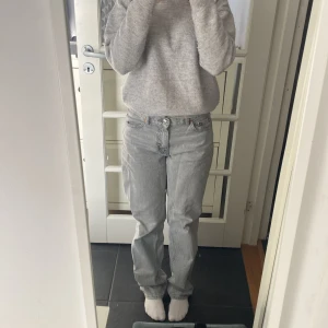 Gråa jeans i storlek 36 - Storlek 36 Har används ett par gånger och är i bra skick! 