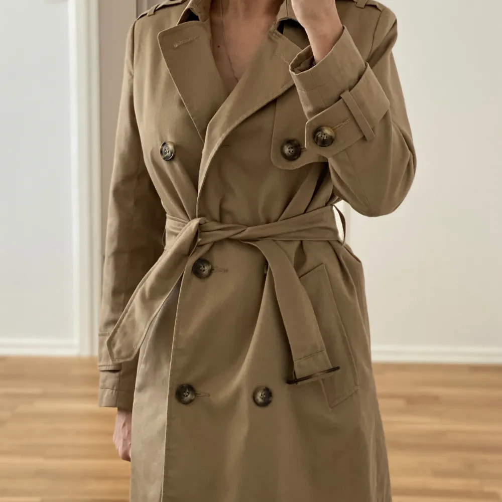 Beige Asos trenchcoat, storlek 34/XS, perfekt skick, passar för petite tjej . Jackor.