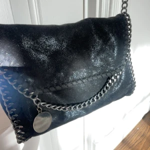 Hand väska - En fin alex väska som är glittrig och har leopard mönster innuti med kedja
