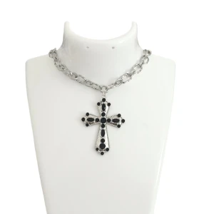 Kors halsband i silver  - 40cm + 10cm förlängning   själva korset är ca 5-6cm långt