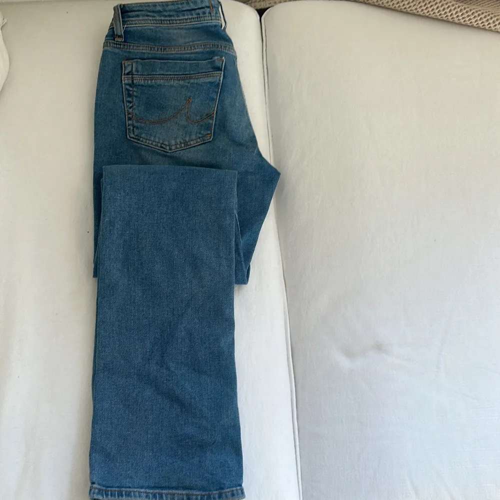 Blåa lågmidjade bootcut LTB jeans i modellen VALERIE, fint skick köpta på Zalando. Orginal pris 680kr, storlek W28 L34. Passar i längden på mig som är 170. Pris kan diskuteras vid snabb affär . Jeans & Byxor.