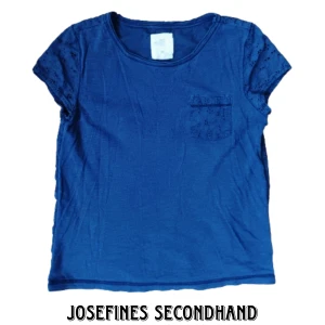 Blå tröja med blommig spets - Mörkblå tröja från H&M. Baksidan, ärmarna och fickan är av mörkblå spets i ett blommigt mönster