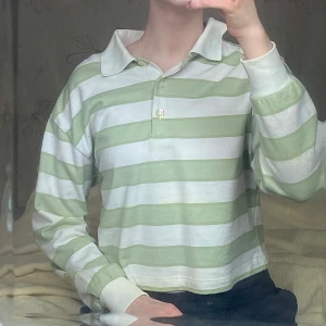 Randig pikétröja - Randig pikétröja från Gina Tricot som jag köpte för ett par år sedan. Använd någon gång och mycket bra skick.  Säljer pga av att den inte passar längre. Den är storlek xxs men skulle säga att den passar som xs också.  