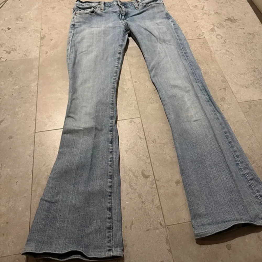 Superfina lågmidjade bootcut jeans! Säljer då dem inte passar så bra på mig men dem är superbra skick!. Jeans & Byxor.