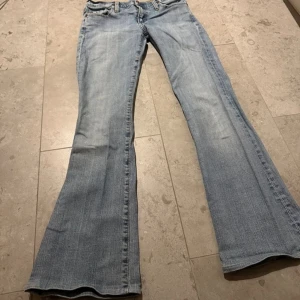Lågmidjade jenas - Superfina lågmidjade bootcut jeans! Säljer då dem inte passar så bra på mig men dem är superbra skick!  Midjemåttet är 35cm rakt över Innerbenslängden är 72cm