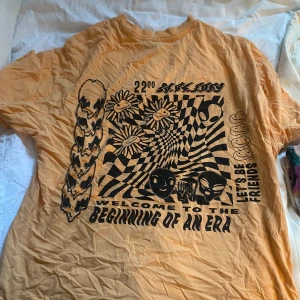 Indie T-shirt - Snygg orange t-shirt med tryck.