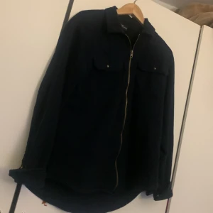 En Skön over shirt till sommaren  - Over shirten är i ny skick. 
