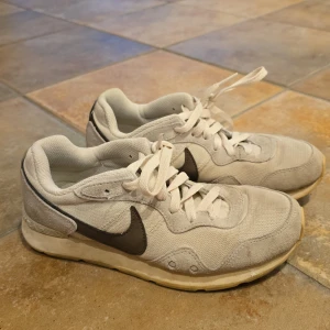 Nike sportswear skor 36 - Storlek 38. Har inga skador. Men har används ett par gånger utomhus ( det är inget som syns)