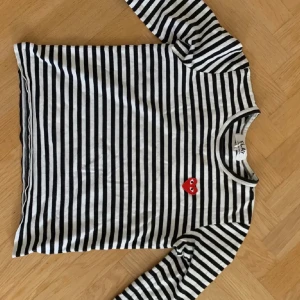 Randig tröja - Jättefin tröja använd få gånger i strlk L men motsvarar som S då den är väldigt liten i storlek!