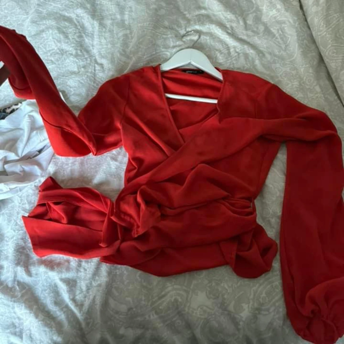 Strl 36 med knyte vid sidan 