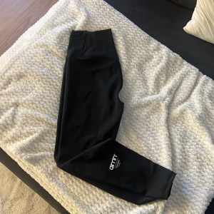 amin - Black Edge Core Tights Endast använda vid ett träningspass men kändes för små för mig då dom är små i stl  
