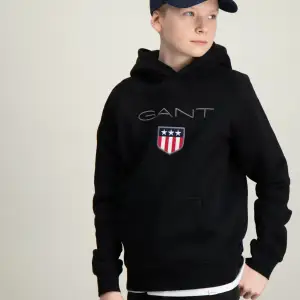 Säljer min Gant hoodie i storleken 158 💗 säljer den pga blir inte använd.  En mindre fläck på vänstra axeln som mest troligt går bort i en tvätt. Köparen står för frakten 🩷