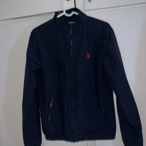 Mörk blå Ralph lauren vind jacka - Mörk blå Ralph lauren vind jacka som knappt e använd 