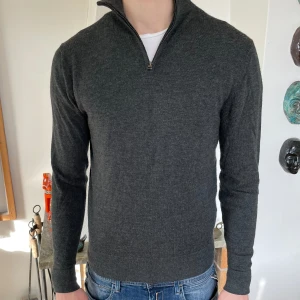 Merinoull halvzip grå  - Storlek small, perfekt skick, knappt använd. 100% merinoull, köpt på Volt och märket är These Glory Days. Modell 184 cm och väger 70 kg