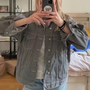 Jeansjacka  - Jeansjacka i en superfin grå färg. Ganska oversized 💕💕