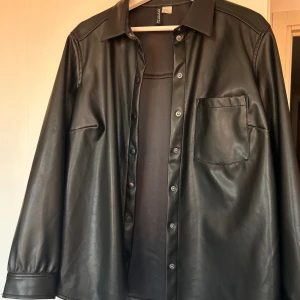 PU-skjorta  - Från H&M väldigt bra skick, använd några gånger bara😊Passar som skjorta och overshirt 