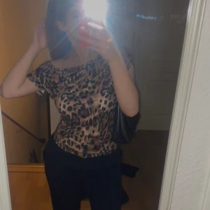 Leopard topp  - En väldigt snygg leopard topp. Den hänger lite vid axeln på högra armen, vilket gör toppen snyggare. Säljer eftersom den är stor på mig så jag har tyvärr inte kunnat använda den. Den passar M och L personer. Skriv om ni har fler frågor❤️