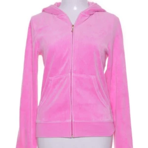 Juicy courture hoodie - JUICY COURTURE huvtröja i storlek L (sitter som M) jätte snygg och har guld dragkedja med ett J.